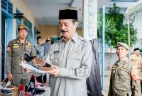 Pengelola produk sepatu Van Am dapat memanfaatkan program Bupati Pamekasan, Baddrut Tamam.