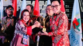 Bupati Pamekasan, Baddrut Tamam, menerima penghargaan sebagai tokoh pembina koperasi terbaik dari Dewan Koperasi Nasional (Dekopin) RI.