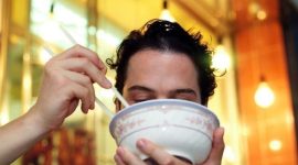 Makan sebelum tidur memiliki efek negatif pada kesehatan Anda, terutama pada sistem pencernaan dan kualitas tidur. 
