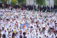 Saat 1800 Mahasiswa Baru IAIN Madura Angkat Buku Dalam Rangka Mencintai Literasi (Dok. PBAK IAIN MADURA)