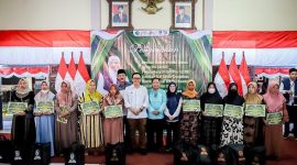 Saat Bupati Pamekasan Badrut Tamam Wakili Pemprov Jatim Berikan Bantuan Ke Warga Pamekasan (Foto: Ist)