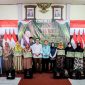 Saat Bupati Pamekasan Badrut Tamam Wakili Pemprov Jatim Berikan Bantuan Ke Warga Pamekasan (Foto: Ist)