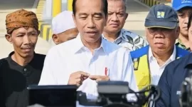 Presiden Joko Widodo menyampaikan keterangannya usai meresmikan Jalan Tol Ciawi-Sukabumi ruas Cigombong-Cibadak di Gerbang Tol Parungkuda, Kabupaten Sukabumi, Provinsi Jawa Barat.