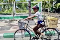 Alfin, sorang anak putus sekolah demi bantu ekonomi keluarga.