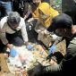 Saat polres tengah menggali kuburan mayat bayi untuk tahap penyelidikan (foto: Hendrawan)