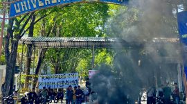 Asap membumbung tinggi di halaman UNIRA saat demonstran melakukan protes.