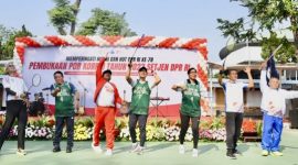 Sekretaris Jenderal (Sekjen) DPR RI Indra Iskandar saat membuka POR Korpri Setjen DPR RI di Lapangan Taman Jantung Sehat, Komplek Parlemen, Senayan.
