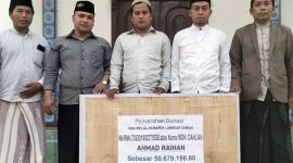 Penyerahan bantuan secara simbolis oleh Yayasan Abroril Mahbub Pondok Pesantren Miftahul Ulum Al-Mubarok.