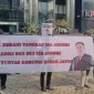 Aksi protes ini mencerminkan keprihatinan masyarakat terhadap kasus korupsi.