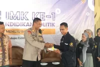 Saat Pemotongan tumpeng secara simbolis berlangsung di perayaan molang Areh IMK Pamekasan ke-1 (foto: Fahrur Rozi)