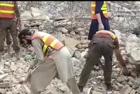 Serpihan bangunan akibat ledakan yang menguncang Pakistan.