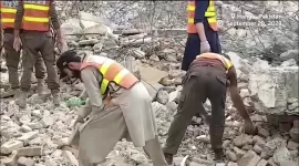 Serpihan bangunan akibat ledakan yang menguncang Pakistan.