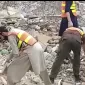 Serpihan bangunan akibat ledakan yang menguncang Pakistan.