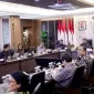 Rapat Koordinasi ini dipimpin oleh Menteri Koordinator Bidang Perekonomian dan dihadiri oleh Menteri Koperasi dan UKM, Wakil Menteri Keuangan, perwakilan Bank Indonesia, Otoritas Jasa Keuangan, Kementerian Pertanian, dan BPKP.