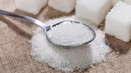 Konsumsi gula yang tinggi seringkali berarti konsumsi makanan olahan, tinggi lemak jenuh, dan rendah serat, yang juga berkontribusi terhadap risiko kesehatan.
