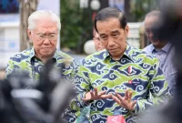 Presiden Joko Widodo memberikan keterangan kepada awak media setelah resmi membuka Investor Daily Summit 2023 yang digelar di Hutan Kota by Plataran, Senayan, Jakarta.