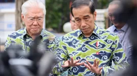 Presiden Joko Widodo memberikan keterangan kepada awak media setelah resmi membuka Investor Daily Summit 2023 yang digelar di Hutan Kota by Plataran, Senayan, Jakarta.