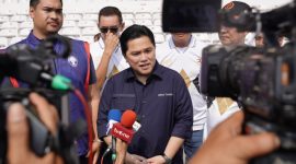 Erick Thohir, Ketua Umum PSSI, memastikan teguhnya konsistensi aturan promosi dan degradasi Liga 1, menolak isu perubahan. Fair play menjadi landasan utama demi perkembangan sepakbola nasional.
