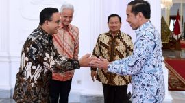 Presiden Joko Widodo santap siang bersama tiga calon presiden yang akan berpartisipasi pada pemilihan presiden 2024, yaitu Prabowo Subianto, Ganjar Pranowo, dan Anies Baswedan. Presiden Jokowi bersama ketiganya santap siang di Istana Merdeka, Jakarta, pada Senin, 30 Oktober 2023.