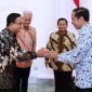 Presiden Joko Widodo santap siang bersama tiga calon presiden yang akan berpartisipasi pada pemilihan presiden 2024, yaitu Prabowo Subianto, Ganjar Pranowo, dan Anies Baswedan. Presiden Jokowi bersama ketiganya santap siang di Istana Merdeka, Jakarta, pada Senin, 30 Oktober 2023.