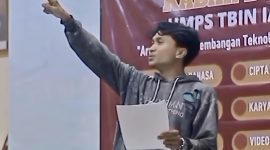 Salah satu peserta baca puisi HMPS TBIN IAIN Madura. (Foto: tangkaplayar @tbiniainmadura)