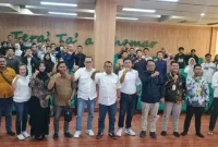 “Cak Item, Ketua PWI Jatim, menyoroti esensi jurnalis cerdas dan etis dalam mengontrol kebijakan pemerintah. 