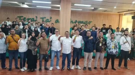 “Cak Item, Ketua PWI Jatim, menyoroti esensi jurnalis cerdas dan etis dalam mengontrol kebijakan pemerintah. 