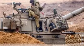 Tentara Israel bersiap untuk melakukan manuver darat di lokasi yang dirahasiakan dekat perbatasan dengan Gaza [Hannibal Hanschke/EPA-EFE]