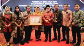 Penghargaan tersebut diterima langsung oleh Pj Bupati Pamekasan, Masrukin didampingi Asisten Ekonomi dan Pembangunan, Nurul Widiastuti, serta sejumlah pejabat lain di lingkungan Pemkab Pamekasan di Hotel Bidakara Jakarta.