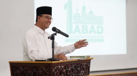Anies mengkritik pemerintahan yang dinilai terlalu sentralistik dan memperkaya segelintir orang.