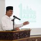 Anies mengkritik pemerintahan yang dinilai terlalu sentralistik dan memperkaya segelintir orang.