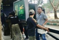 Proses pembongkaran dimulai dengan memotong papan reklame neon box.