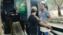 Proses pembongkaran dimulai dengan memotong papan reklame neon box.