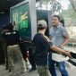 Proses pembongkaran dimulai dengan memotong papan reklame neon box.