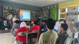 Tonis Afrianto, Koordinator Public Relation ECOTON sedang menyampaikan materi di depan puluhan siswa. Sumber Foto: DOK ECOTON.