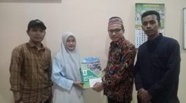 Ketua prodi Tadris Bahasa Indonesia IAIN Madura saat memberikan penghargaan kepada para juara (Dok. Sekretaris Prodi)