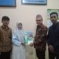Ketua prodi Tadris Bahasa Indonesia IAIN Madura saat memberikan penghargaan kepada para juara (Dok. Sekretaris Prodi)