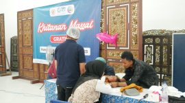 Khitan massal diikuti 200 orang anak laki-laki dari keluarga kurang mampu di Pamekasan.