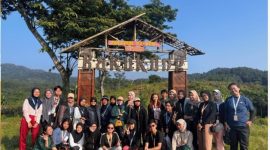 Mahasiswa UNJ bersemangat dalam memberikan kontribusi positif dan meningkatkan kesejahteraan masyarakat dalam Gerakan FIS Mengabdi 8. 