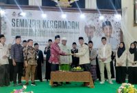 Saat pemotongan tumpeng secara simbolis  milad ke 26 tahun UKM IQDA IAIN Madura (Dok. Kominfo Departemen IQDA IAIN Madura)