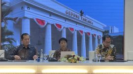 Menteri Luar Negeri Retno Marsudi (tengah) menyampaikan keterangan tentang upaya evakuasi WNI dari Gaza, dalam konferensi pers di Jakarta pada Rabu (1/11/2023). ANTARA/Yashinta Difa.