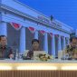 Menteri Luar Negeri Retno Marsudi (tengah) menyampaikan keterangan tentang upaya evakuasi WNI dari Gaza, dalam konferensi pers di Jakarta pada Rabu (1/11/2023). ANTARA/Yashinta Difa.