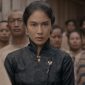 Perjalanan cinta dan penemuan jati diri seorang perajin berbakat dimulai saat ia menentang tradisi industri rokok kretek di Indonesia pada tahun 1960-an. (Foto; netfilx)