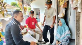 Satpol PP Pamekasan melakukan penyuluhan kepada masyarakat tentang bahaya rokok ilegal. 