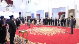 Presiden Joko Widodo menganugerahkan gelar pahlawan nasional kepada enam tokoh dari berbagai daerah di Istana Negara, Jakarta, pada Jumat, 10 November 2023. Foto: BPMI Setpres