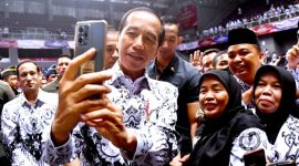 Jokowi mengatakan bahwa pemerintah memahami perjuangan para guru honorer selama ini.