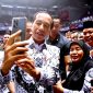 Jokowi mengatakan bahwa pemerintah memahami perjuangan para guru honorer selama ini.