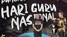 Presiden Joko Widodo berdialog dengan Kuswanto yang merupakan seorang Guru Penggerak dari Kabupaten Sigi, Provinsi Sulawesi Tengah, saat menghadiri acara puncak peringatan Hari Guru Nasional (HGN) Tahun 2023 yang digelar di Indonesia Arena, Jakarta.
