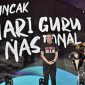 Presiden Joko Widodo berdialog dengan Kuswanto yang merupakan seorang Guru Penggerak dari Kabupaten Sigi, Provinsi Sulawesi Tengah, saat menghadiri acara puncak peringatan Hari Guru Nasional (HGN) Tahun 2023 yang digelar di Indonesia Arena, Jakarta.