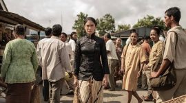 Gadis Kretek mengambil setting di berbagai lokasi di Indonesia, mulai dari desa-desa kecil di Jawa Timur hingga kota-kota besar di Jawa Barat. 